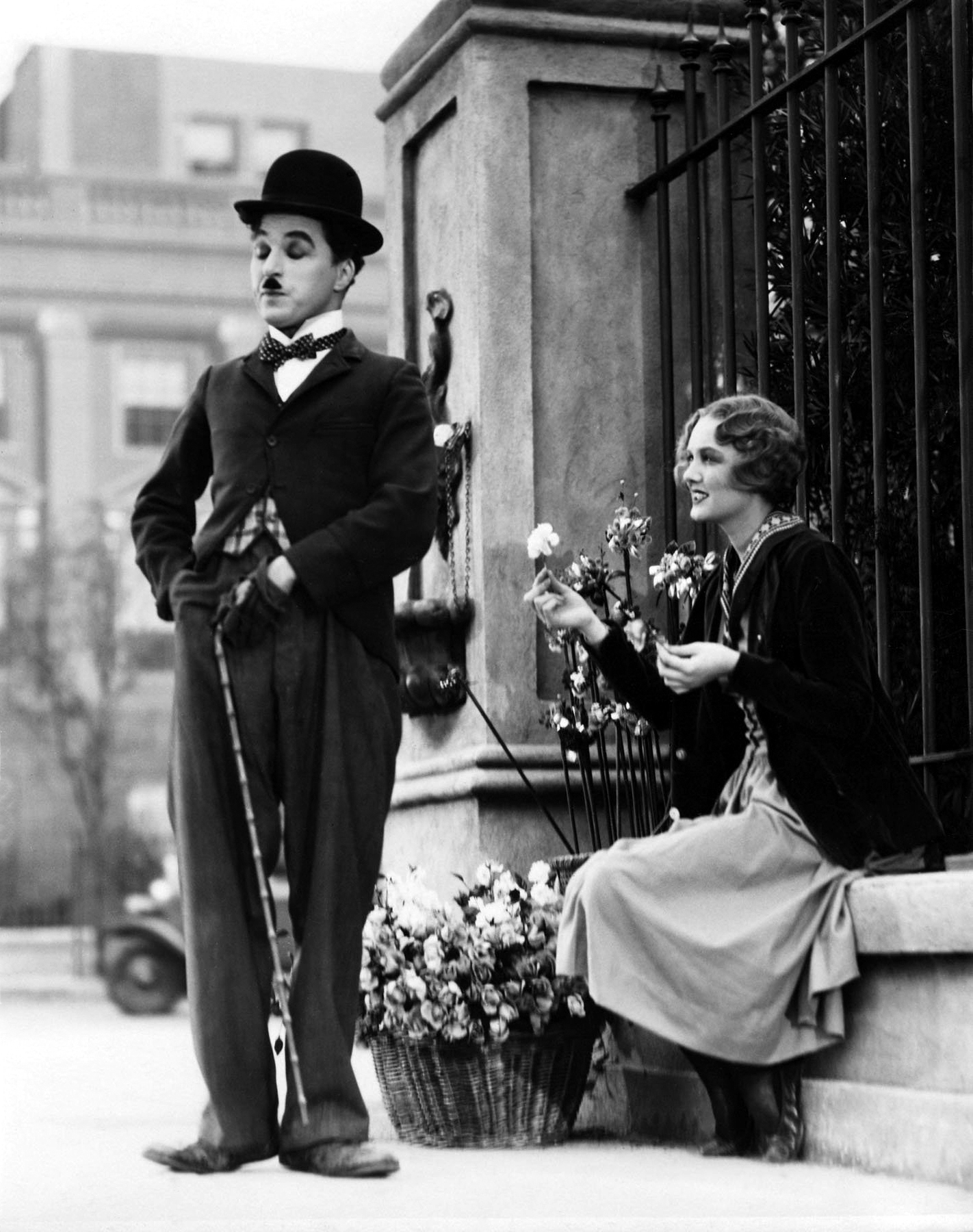El primer encuentro del vagabundo y la violetera es uno de los más bellos momentos del cine de Chaplin